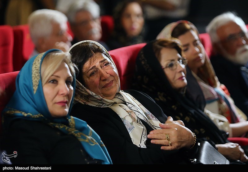 همسر زنده یاد جمشید الوندی در دومین شب نقره ای فیلمبرداران سینمای ایران