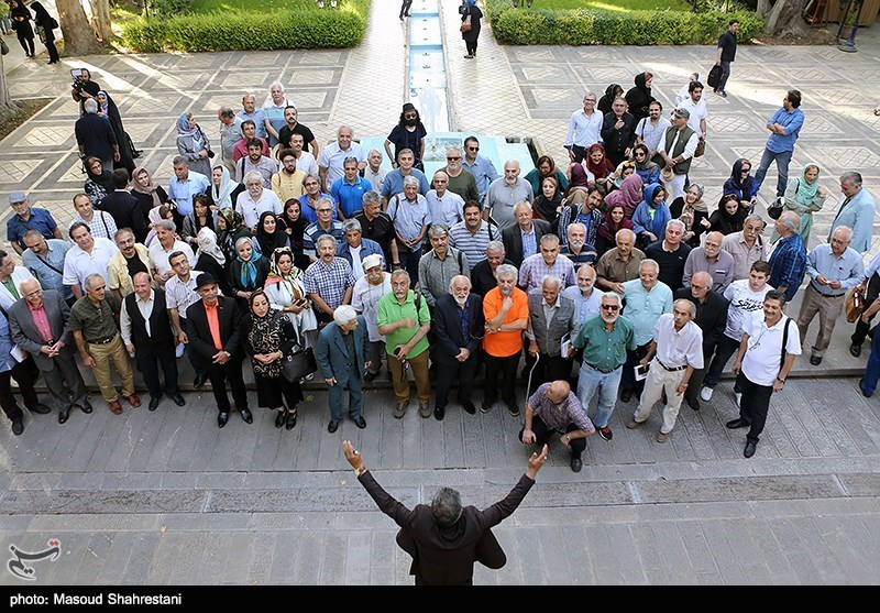 عکس یادگاری فیلمبرداران و اهالی سینما دردومین شب نقره ای فیلمبرداران سینمای ایران