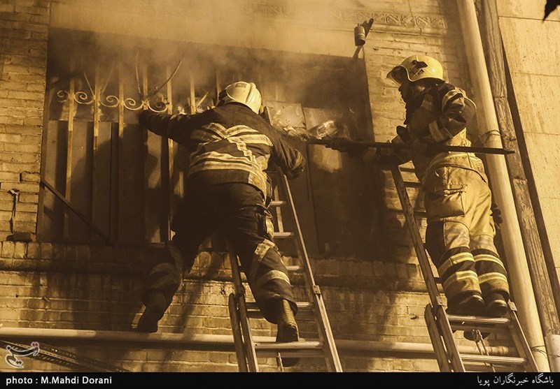 آتش سوزی یک واحد تجاری در خیابان امیرکبیر