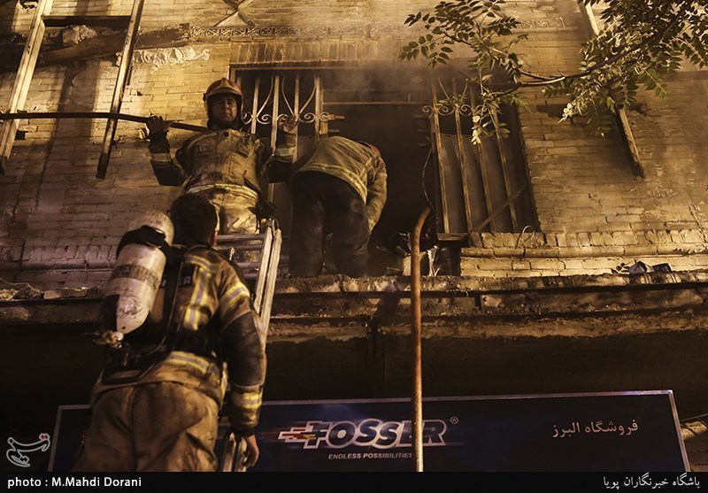 آتش سوزی یک واحد تجاری در خیابان امیرکبیر