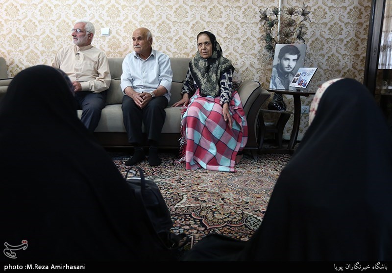 دیدار جامعه قرآنی با خانواده شهید غلامرضا احمدی