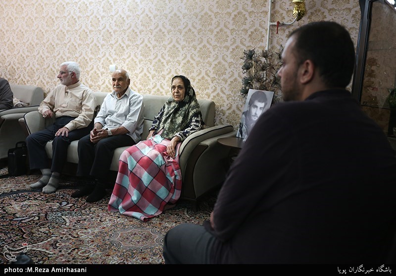 دیدار جامعه قرآنی با خانواده شهید غلامرضا احمدی