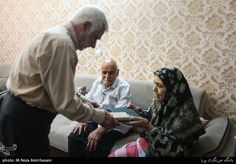 دیدار جامعه قرآنی با خانواده شهید غلامرضا احمدی