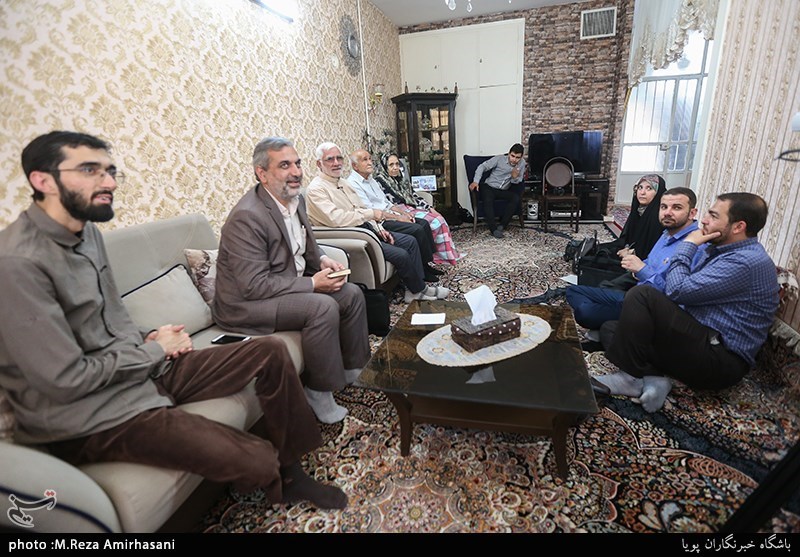 عنوان تصودیدار جامعه قرآنی با خانواده شهید غلامرضا احمدییر