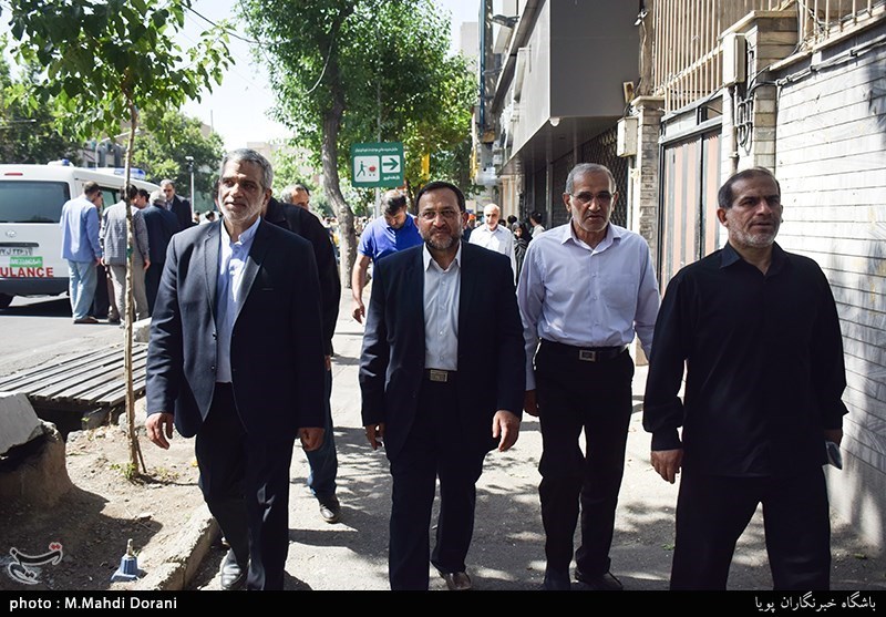 حمیدرضا مقدم فر مشاور فرمانده سپاه  و مجید قلیزاده مدیرعامل خبرگزاری تسنیم در مراسم تشییع حجت‌الاسلام و المسلمین سیدعلی‌اکبر حسینی استاد اخلاق مشهور برنامه اخلاق در خانواده 