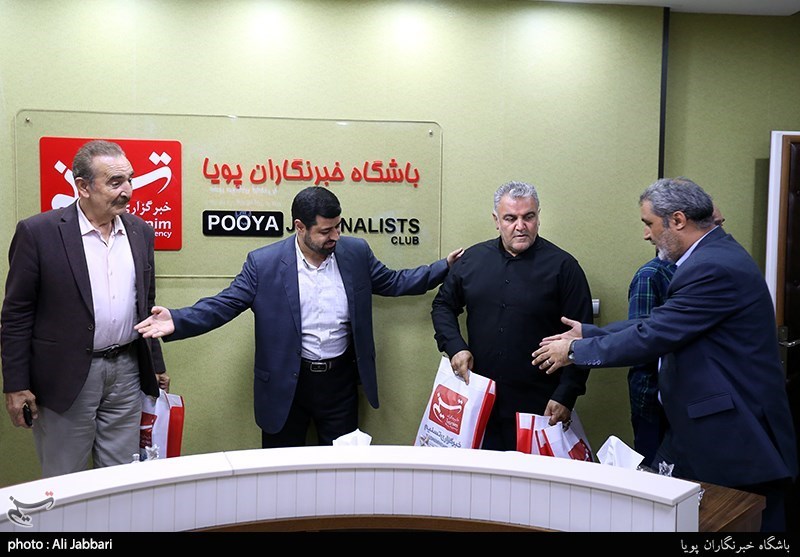 مراسم تجلیل از هنرمندان برنامه رادیویی صبح جمعه با شما در باشگاه خبرنگاران پویا خبرگزاری تسنیم