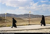 زائران امامزاده زبیده خاتون  دختر9ساله امام جواد