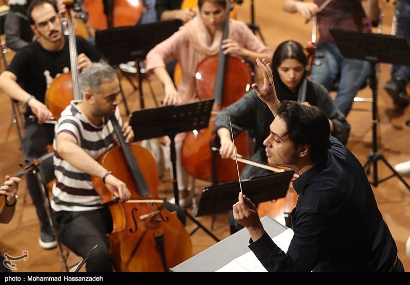 تمرین ارکستر سمفونیک تهران به رهبری بابک کاظمی