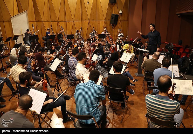 تمرین ارکستر سمفونیک تهران به رهبری بابک کاظمی