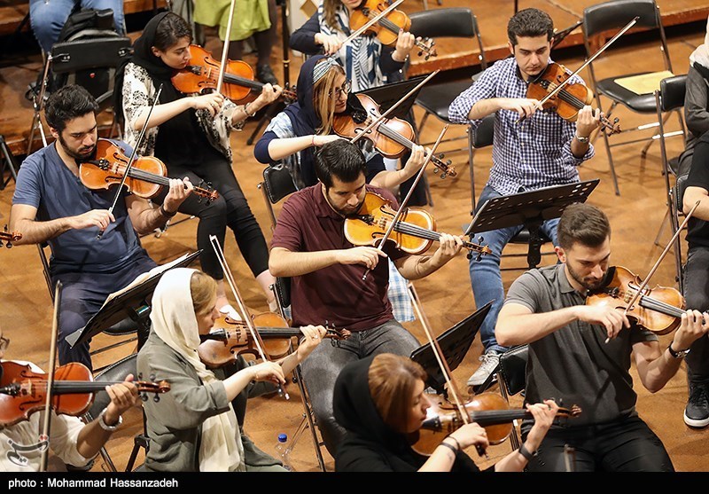 تمرین ارکستر سمفونیک تهران به رهبری بابک کاظمی