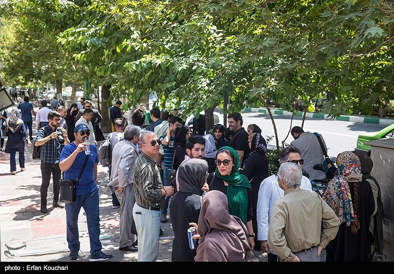 تجمع عوامل فیلم ((دشمن زن )) مقابل سازمان فرهنگی و هنری شهرداری