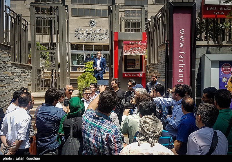 تجمع عوامل فیلم ((دشمن زن )) مقابل سازمان فرهنگی و هنری شهرداری