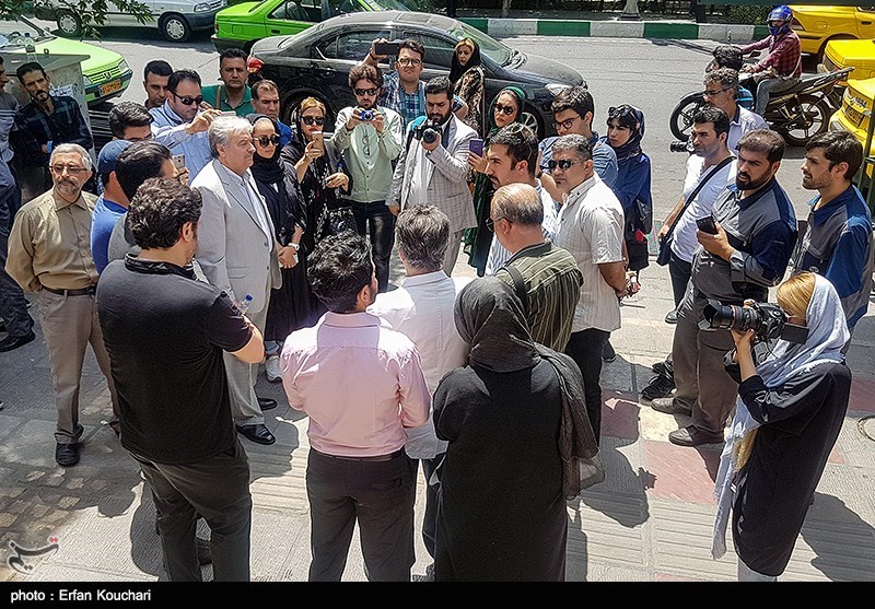 تجمع عوامل فیلم ((دشمن زن )) مقابل سازمان فرهنگی و هنری شهرداری