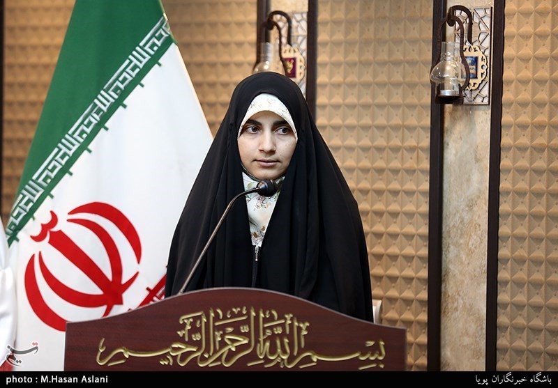 فرشته سادات حسینی شاعر در نوزدهمین محفل شعر قرار