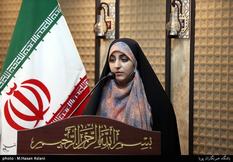 فاطیما قربانی شاعر در نوزدهمین محفل شعر قرار