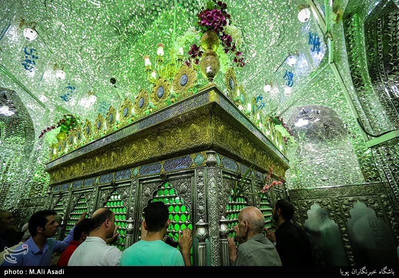 آیین تعویض پرچم گنبد امامزاده صالح (ع)