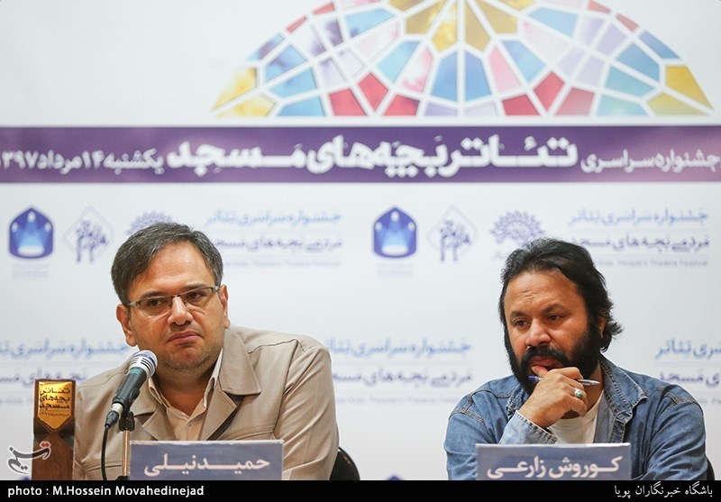 کوروش زارعی، مدیر مرکز هنرهای نمایشی حوزه، حمید نیلی، دبیر هنری جشنواره در نشست خبری سیزدهمین جشنواره سراسری تئاتر بچه‌های مسجد 