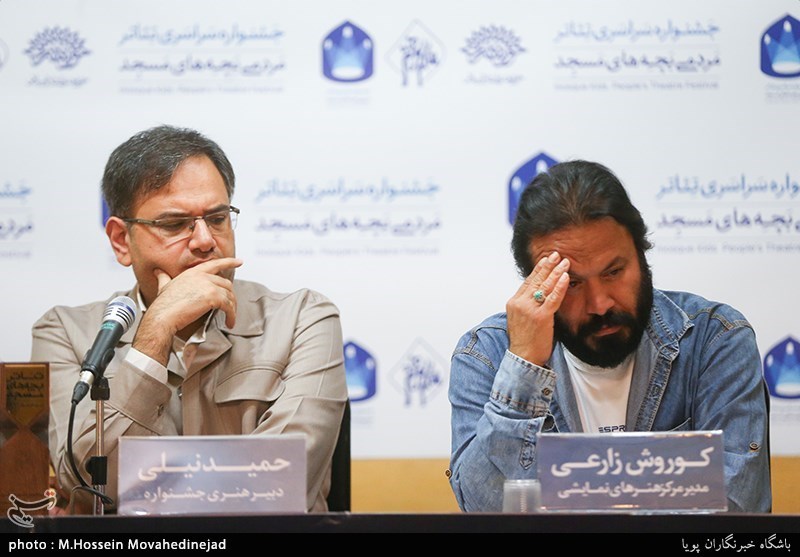 کوروش زارعی، مدیر مرکز هنرهای نمایشی حوزه، حمید نیلی، دبیر هنری جشنواره در نشست خبری سیزدهمین جشنواره سراسری تئاتر بچه‌های مسجد 