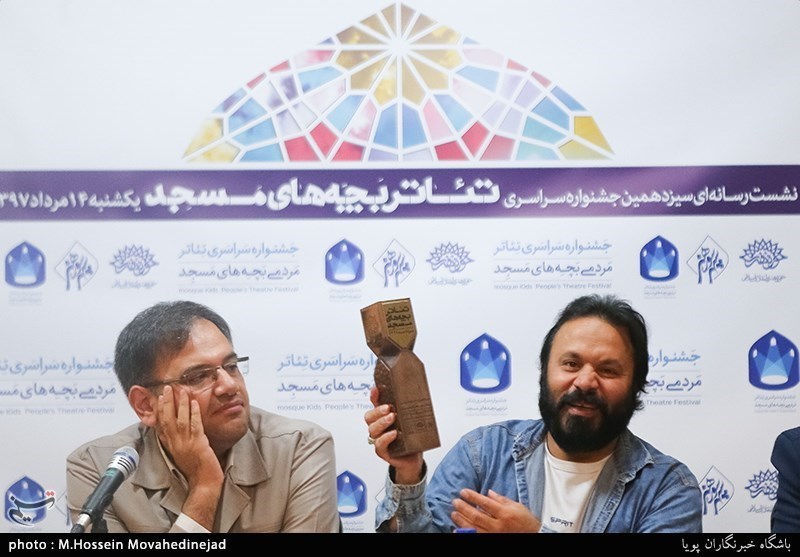 کوروش زارعی، مدیر مرکز هنرهای نمایشی حوزه، حمید نیلی، دبیر هنری جشنواره در نشست خبری سیزدهمین جشنواره سراسری تئاتر بچه‌های مسجد 