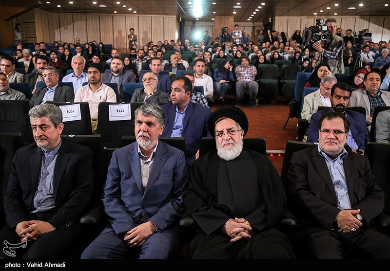 سید عباس صالحی وزیر فرهنگ و ارشاد و سید محمدعلی شهیدی رئیس بنیاد شهید در مراسم چهارمین جشنواره تجلیل از خبرنگاران برتر رسانه‌ها