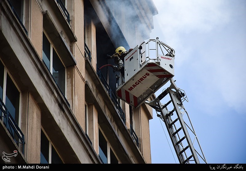 آتش سوزی ساختمان 10 طبقه در خیابان آفریقا