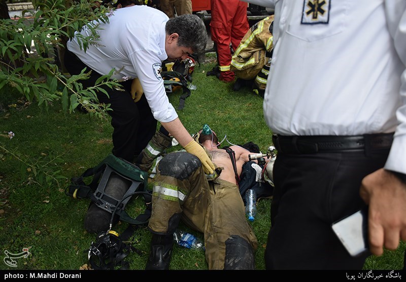 آتش سوزی ساختمان 10 طبقه در خیابان آفریقا