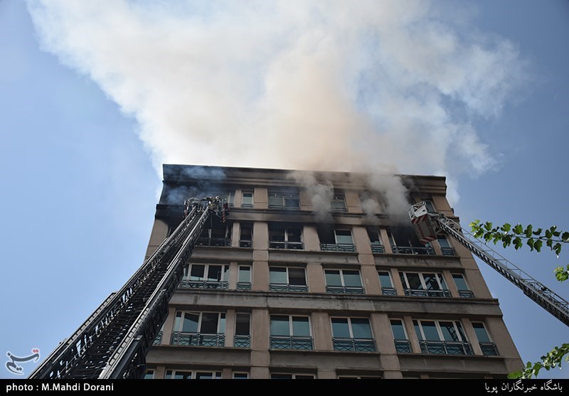آتش سوزی ساختمان 10 طبقه در خیابان آفریقا