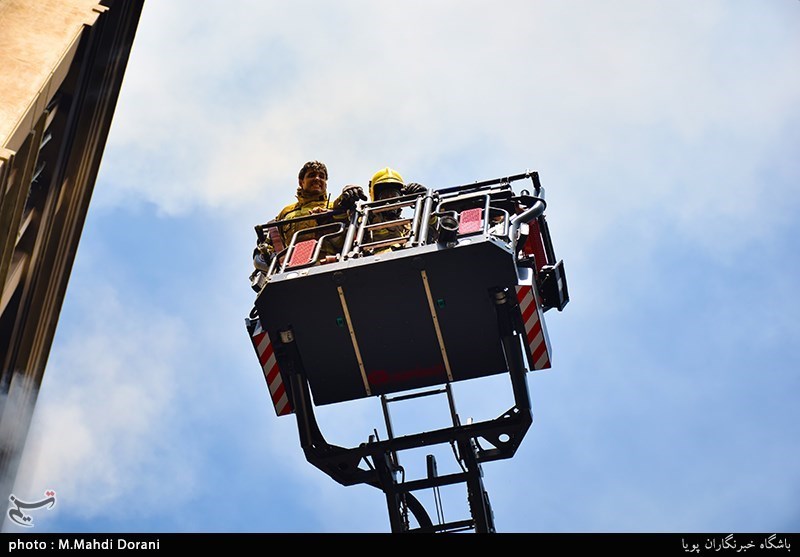 آتش سوزی ساختمان 10 طبقه در خیابان آفریقا