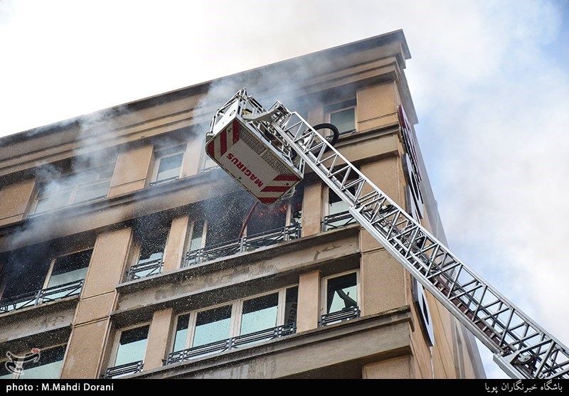 آتش سوزی ساختمان 10 طبقه در خیابان آفریقا
