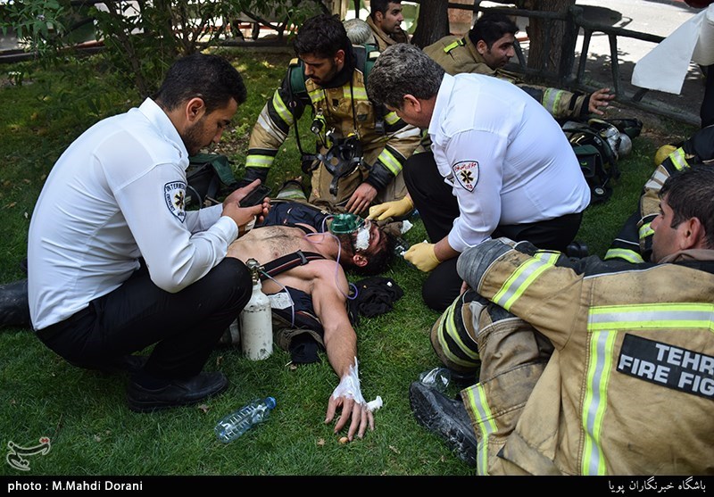 آتش سوزی ساختمان 10 طبقه در خیابان آفریقا