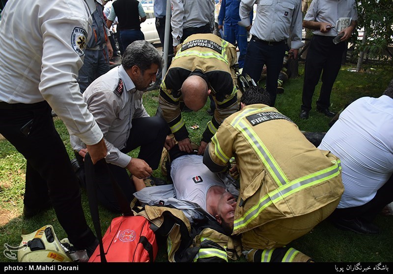 آتش سوزی ساختمان 10 طبقه در خیابان آفریقا