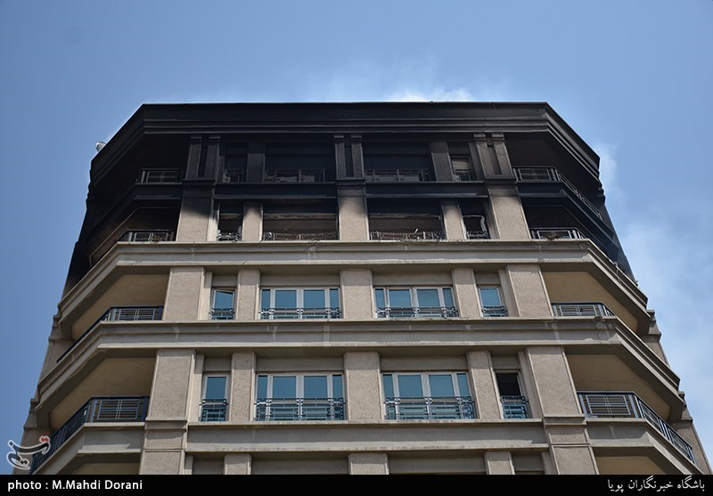 آتش سوزی ساختمان 10 طبقه در خیابان آفریقا