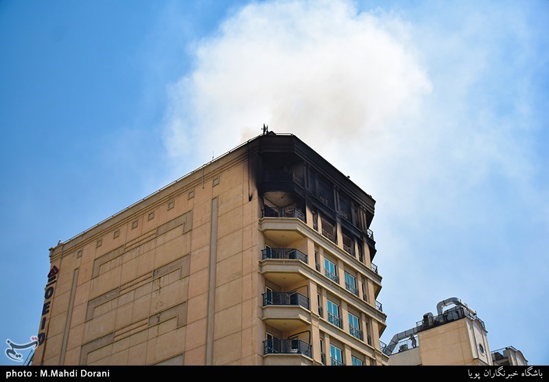 آتش سوزی ساختمان 10 طبقه در خیابان آفریقا