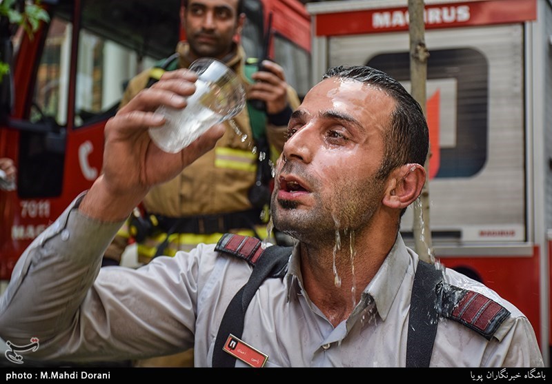 آتش سوزی ساختمان 10 طبقه در خیابان آفریقا