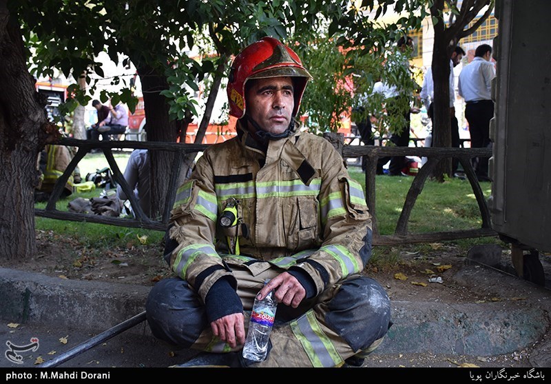 آتش سوزی ساختمان 10 طبقه در خیابان آفریقا