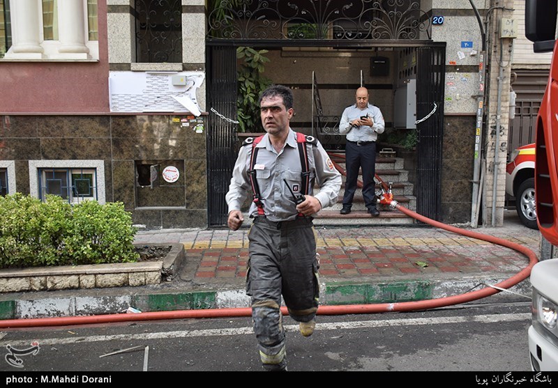 آتش سوزی ساختمان 10 طبقه در خیابان آفریقا