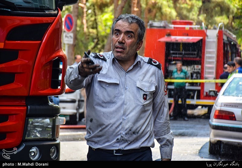 آتش سوزی ساختمان 10 طبقه در خیابان آفریقا