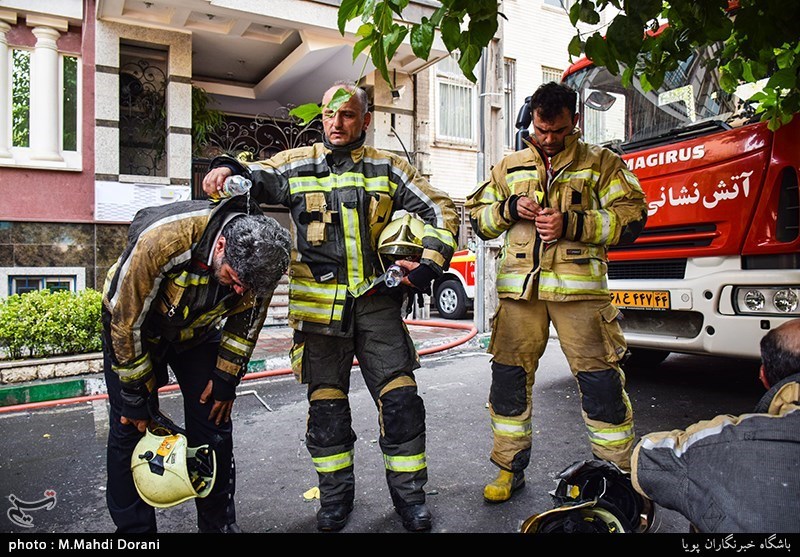 آتش سوزی ساختمان 10 طبقه در خیابان آفریقا