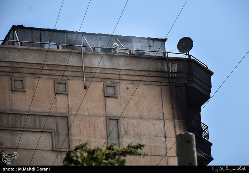 آتش سوزی ساختمان 10 طبقه در خیابان آفریقا