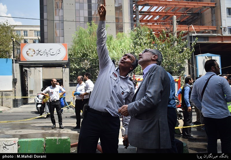 آتش سوزی ساختمان 10 طبقه در خیابان آفریقا