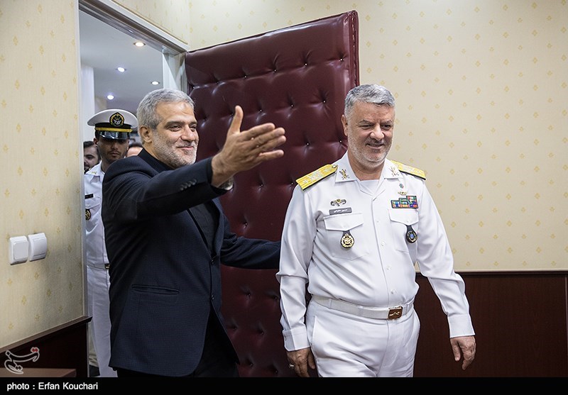 دریادار حسین خانزادی فرمانده نیروی دریایی راهبردی ارتش و مجید قلی زاده مدیر عامل خبرگزاری تسنیم