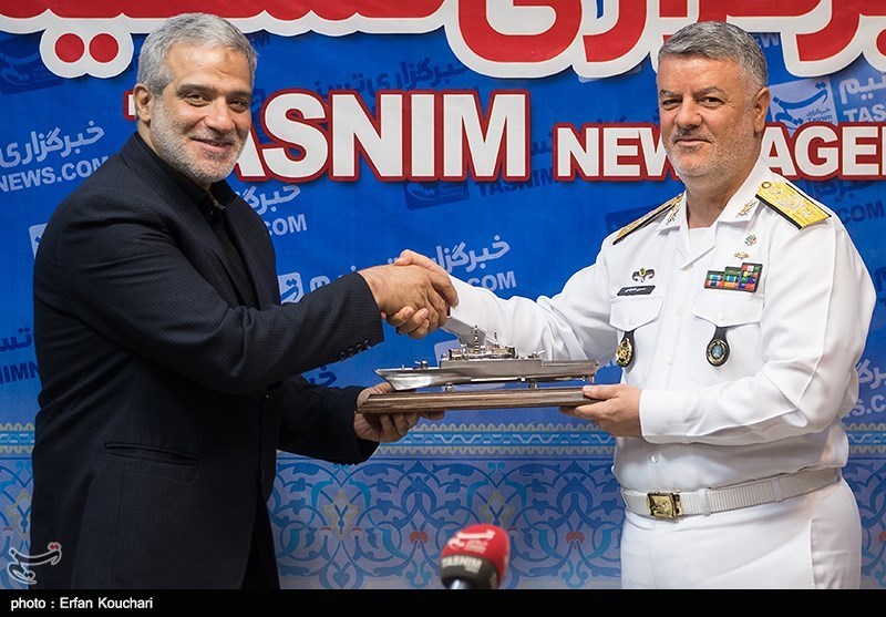 اهدای ماکت یادگاری توسط  دریادار حسین خانزادی فرمانده نیروی دریایی راهبردی ارتش به مجید قلی زاده مدیر عامل خبرگزاری تسنیم