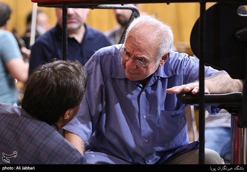 نادر مرتضی‌پور رهبر ارکستر سمفونیک تهران