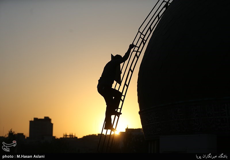 اهتزاز پرچم گنبد امام حسین(ع) بر فراز مراز شهدای گمنام