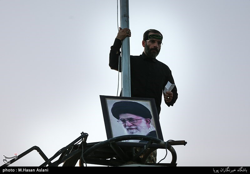 اهتزاز پرچم گنبد امام حسین(ع) بر فراز مراز شهدای گمنام