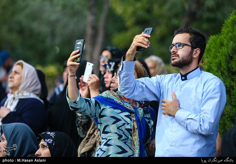 اهتزاز پرچم گنبد امام حسین(ع) بر فراز مراز شهدای گمنام