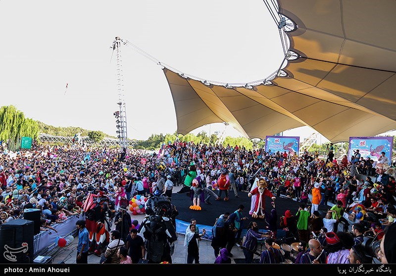 مراسم شادپیمایی عروسک‌ها در بوستان آب و آتش
