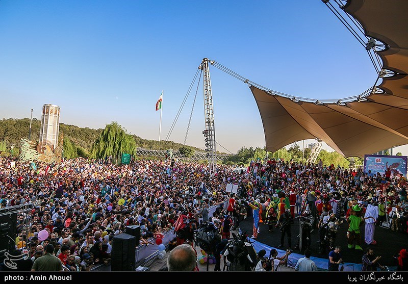 مراسم شادپیمایی عروسک‌ها در بوستان آب و آتش