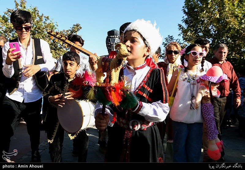 مراسم شادپیمایی عروسک‌ها در بوستان آب و آتش