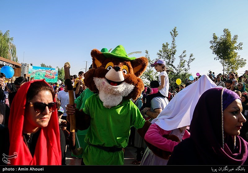 مراسم شادپیمایی عروسک‌ها در بوستان آب و آتش